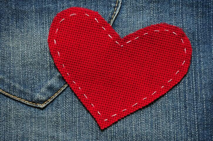 naszywka na spodniach w kształcie serca