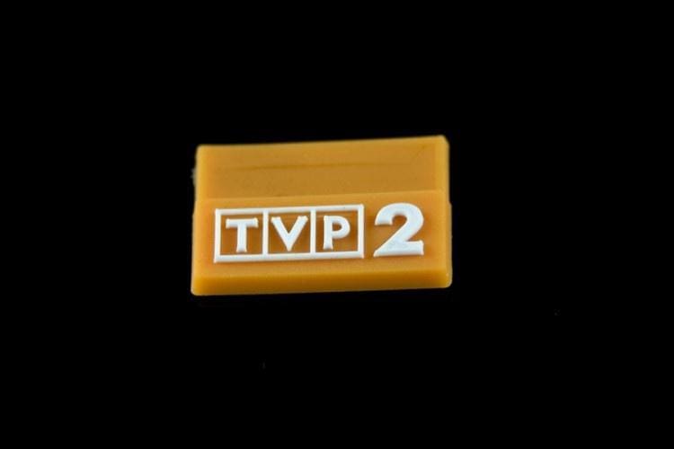 Pomarańczowa naszywka Telewizji Polskiej TVP2